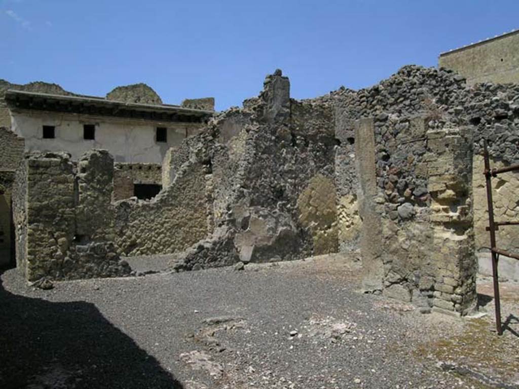 IV.6, Herculaneum, May 2006.
Atrium, general view looking north-west from rear of house across room 8, the rear atrium with remains of impluvium basin in cocciopesto.
Photo courtesy of Nicolas Monteix.
Room 6, corridor, is on the left; Room 4, tablinum/triclinium, is centre left; Room 7, is centre right, and Room 9, is on the right.